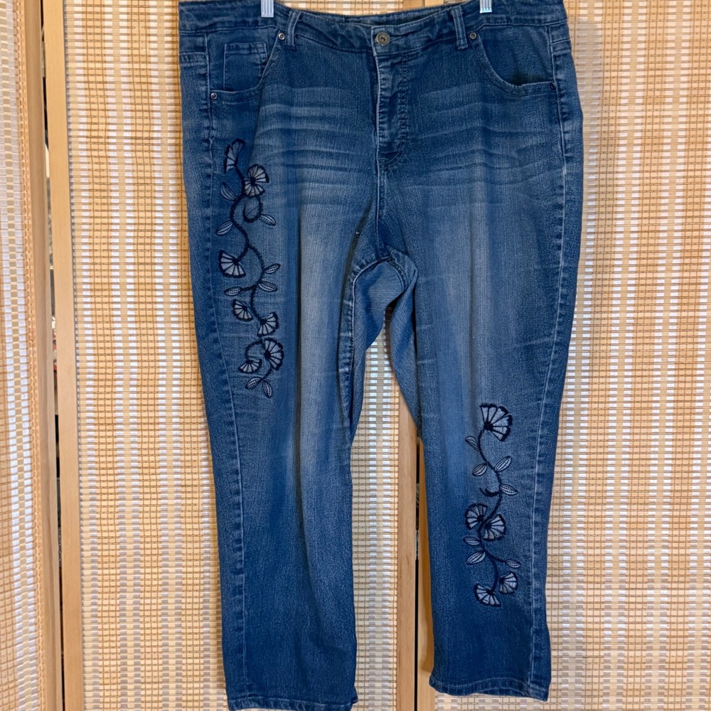 Womens Medium Wash Floral Embroidered Straight Leg Denim Jeans Blue Cottagecore